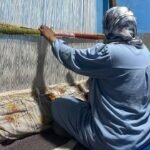 Tisserande de la famille en activité