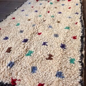 Tapis berbère écru à pois colorés