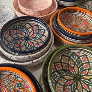 Assiettes creuses aux motifs géométriques colorés