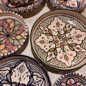 Assiettes creuses aux motifs floraux traditionnels