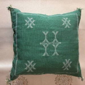 Coussin vert aux motifs blancs