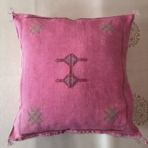 Coussin rose aux motifs verts