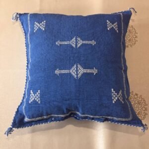 Coussin bleu aux motifs blancs