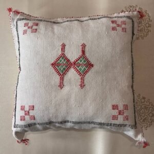 Coussin berbère blanc aux motifs rouges & verts 