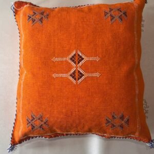 Coussin berbère orange aux motifs noirs