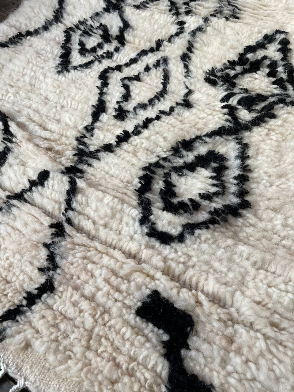tapis noir et blanc tribal montpellier